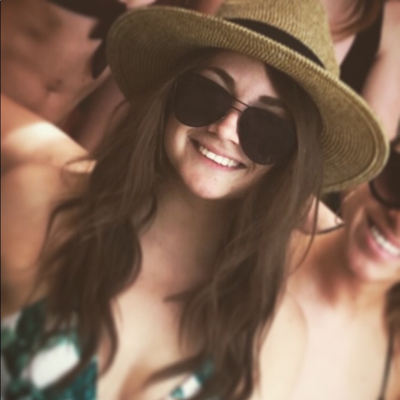 Meet your Posher, Andrea - Picture 1 of 2